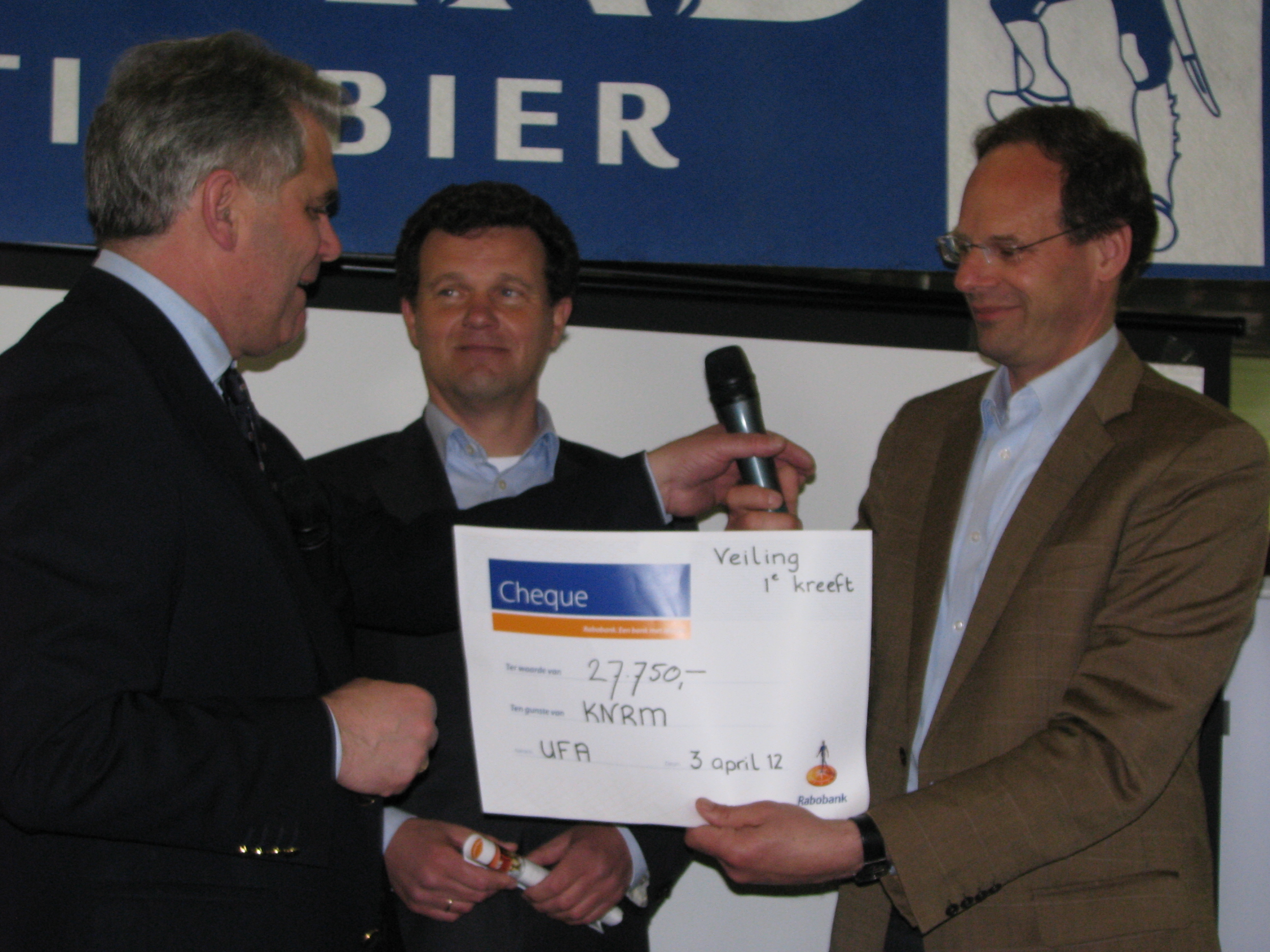 Overhandiging cheque aan directeur KNRM.JPG